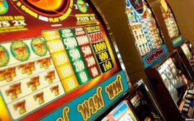 Meja Infinite Blackjack menampilkan dealer profesional dan pemain yang berbeda Meja Infinite Blackjack dengan dealer dan multiple pemain di wahana bet